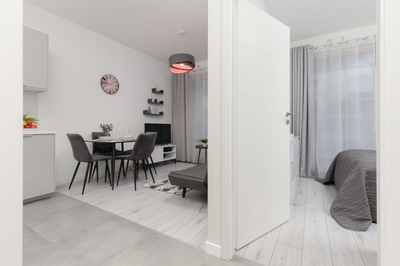 Elegant With Balcony & Bathtub Wola By Renters Apartment *